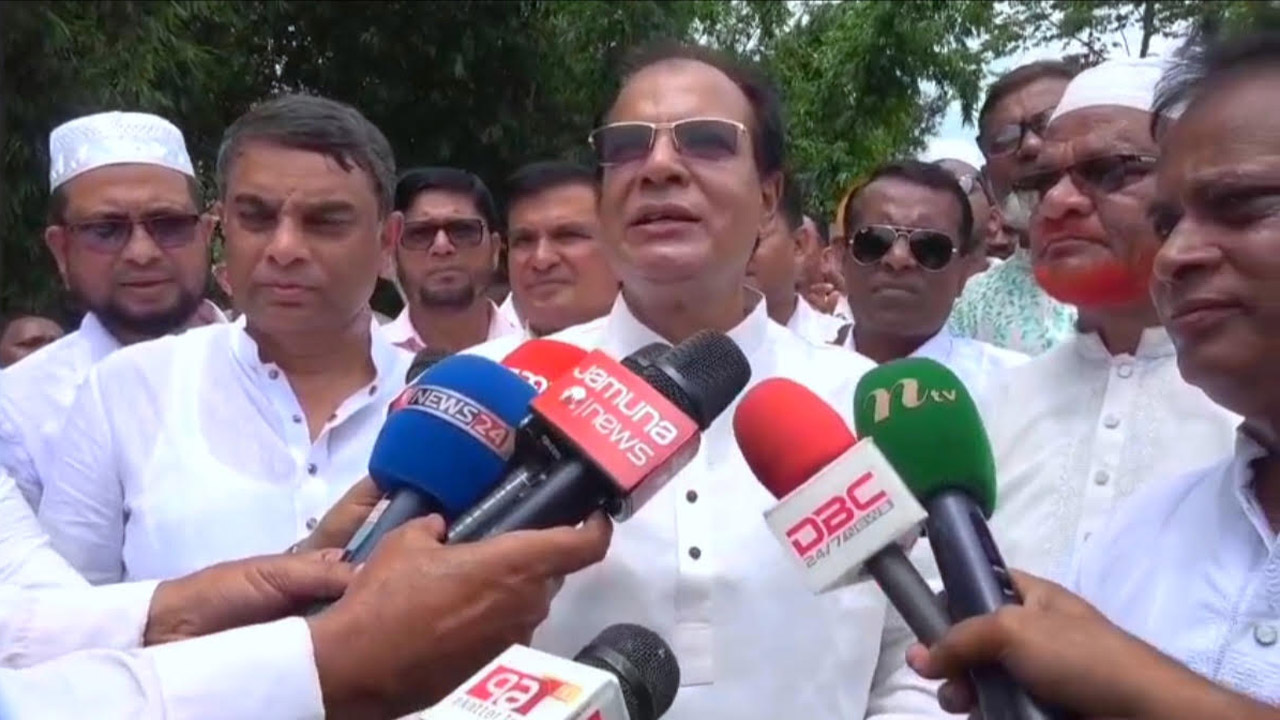 লালমনিরহাটে গণমাধ্যমের সাথে কথা বলেন দুর্যোগ ব্যবস্থাপনা ও ত্রাণমন্ত্রী আসাদুল হাবিব দুলু
