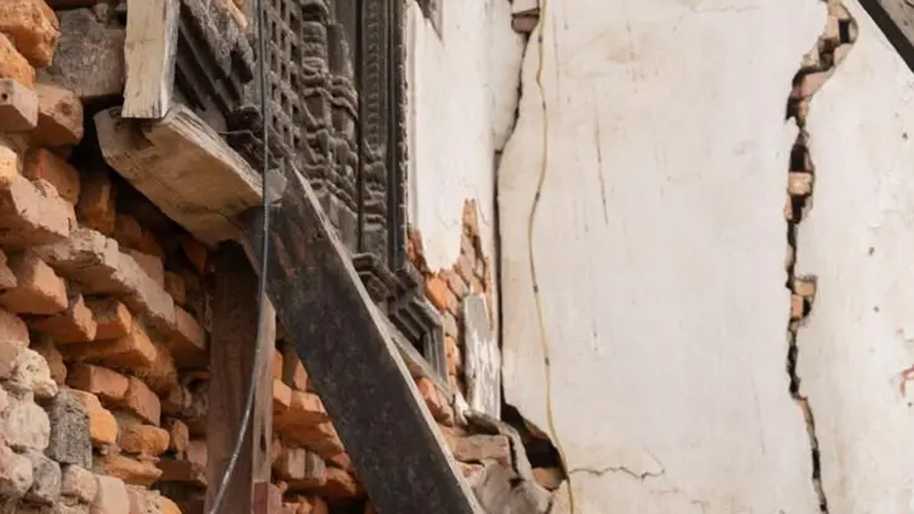 বাংলাদেশে সাম্প্রতিক ভূমিকম্পের পর অনেক ভবনে ফাটলের খবর পাওয়া যায়