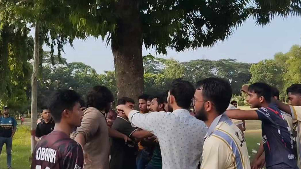 খেলার মাঝে মারামারি, ভিডিও করায় সাংবাদিকদের মারধর