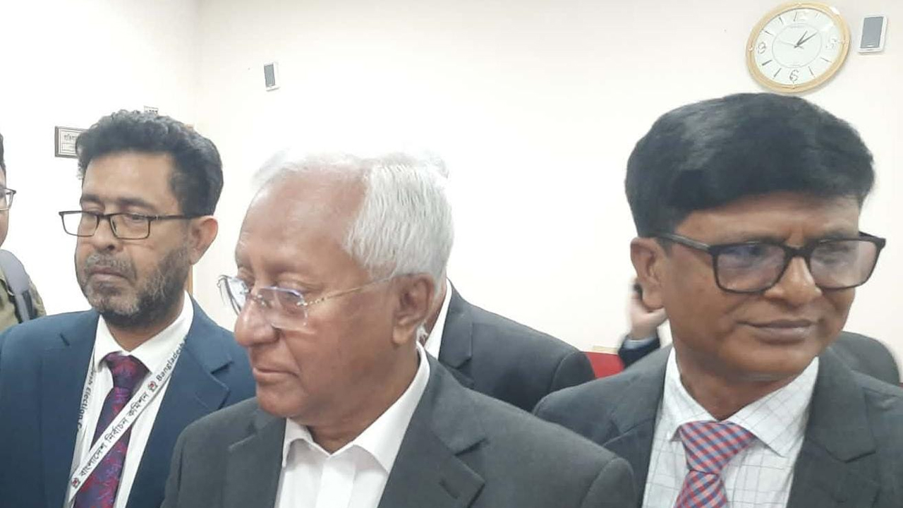 সাড়ে ৫ ঘণ্টায় ৩২.৮৮ শতাংশ ভোট পড়েছে : ইসি সচিব