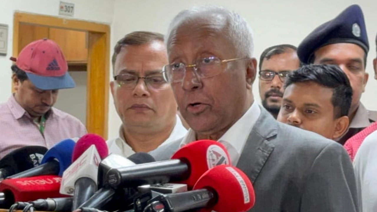 সংরক্ষিত নারী আসনের তফসিল ঘোষণা করেন ইসি সচিব আখতার আহমেদ