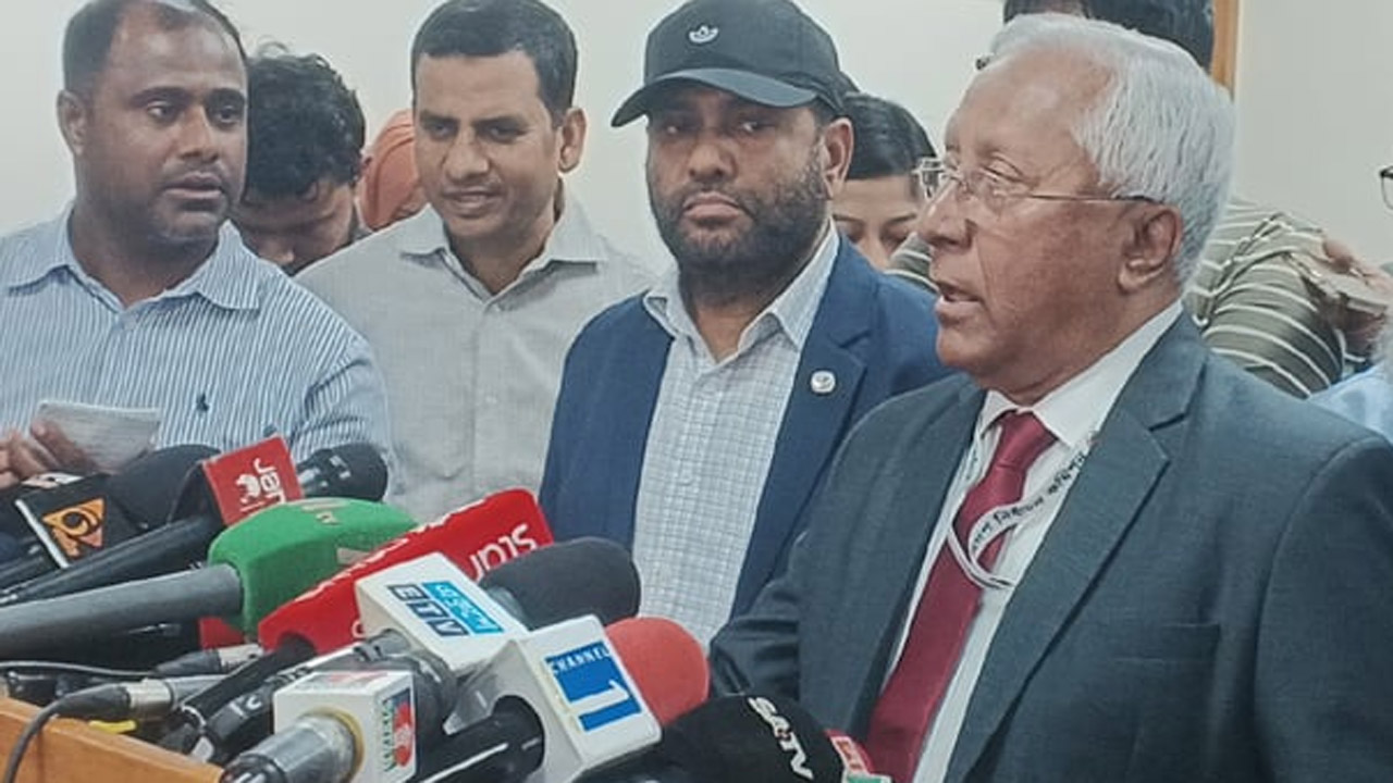 চূড়ান্ত ভোটার তালিকার বিষয়ে ব্রিফিং করছেন ইসি সচিব আখতার আহমেদ