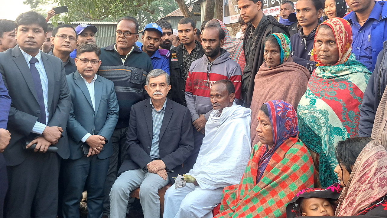 নিহত দীপু দাসের পরিবারের সাথে শিক্ষা উপদেষ্টা অধ্যাপক সি আর আবরার