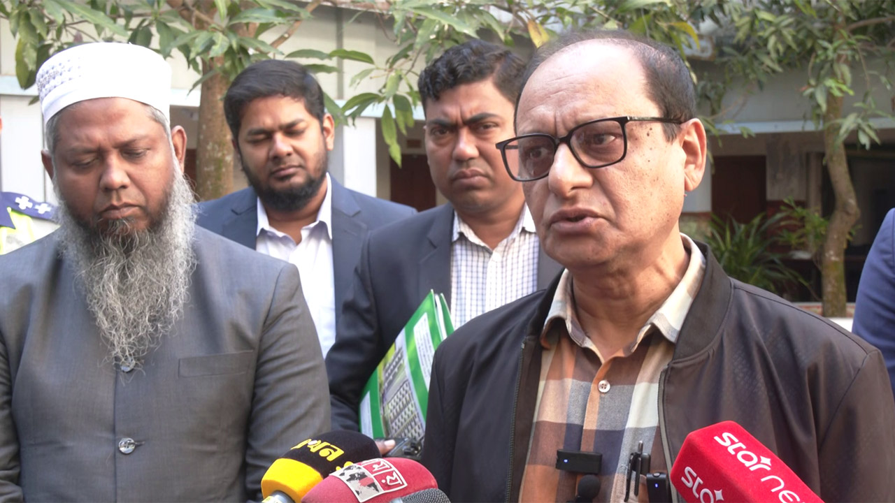 ময়মনসিংহে গণমাধ্যমের সাথে কথা বলছেন প্রাথমিক ও গণশিক্ষা উপদেষ্টা বিধান রঞ্জন রায় পোদ্দার