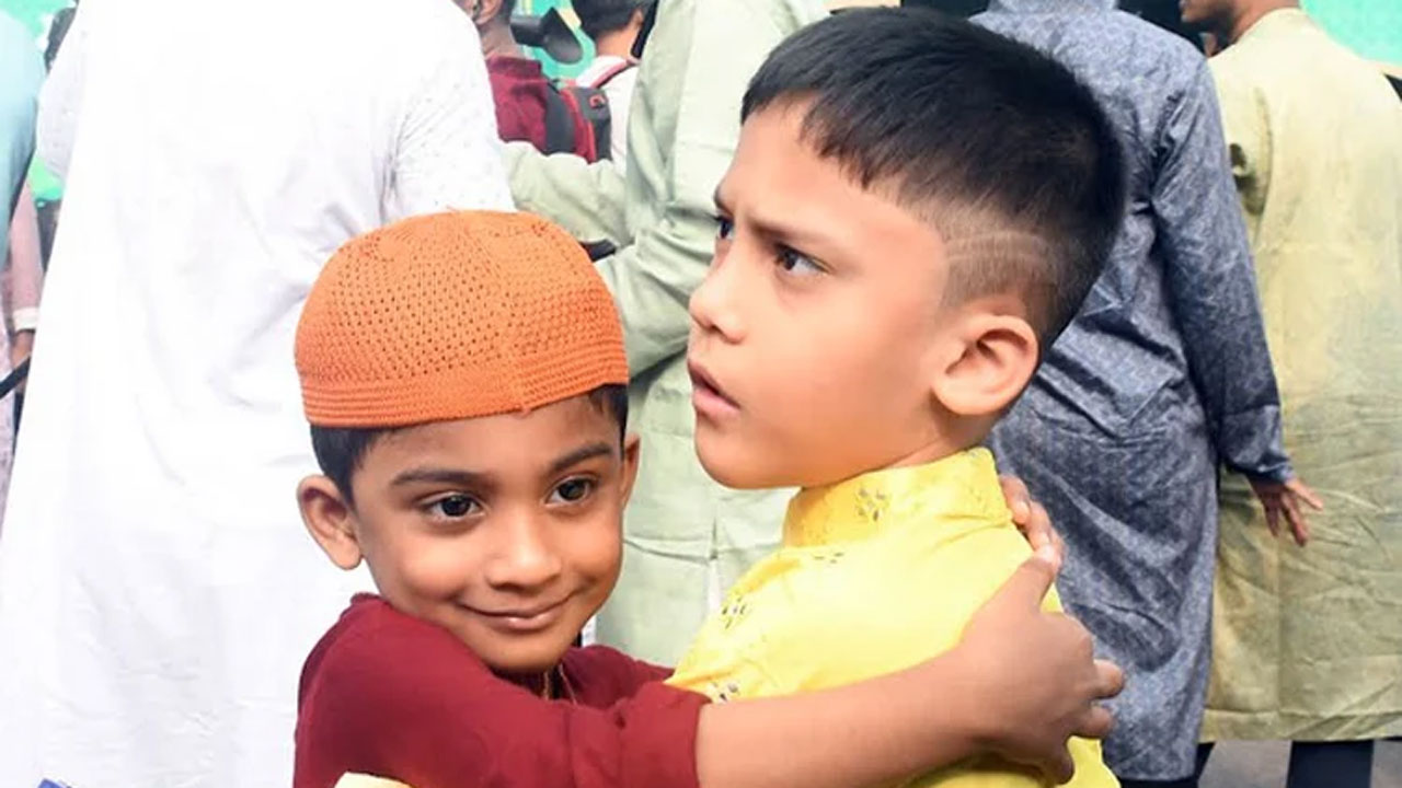 ঈদুল আজহার নামাজ শেষে দুই শিশুর কোলাকুলি। ছবিটি জাতীয় ঈদগাহর সামনে থেকে তোলা