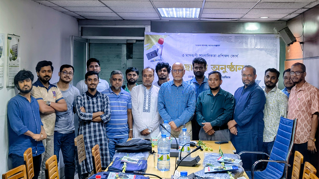 এমআরটির নির্বাহী পরিচালক ও দৈনিক নয়া দিগন্তের সম্পাদক সালাহউদ্দিন মুহাম্মদ বাবরের সাথে নবীন প্রশিক্ষণার্থীরা
