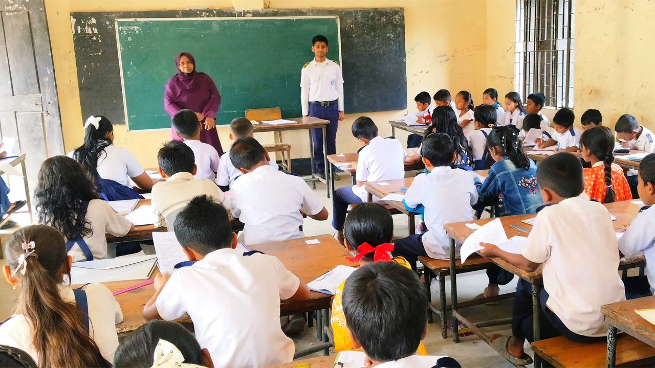 একাই ৪ শতাধিক শিক্ষার্থীর পরীক্ষা নিলেন প্রধান শিক্ষক