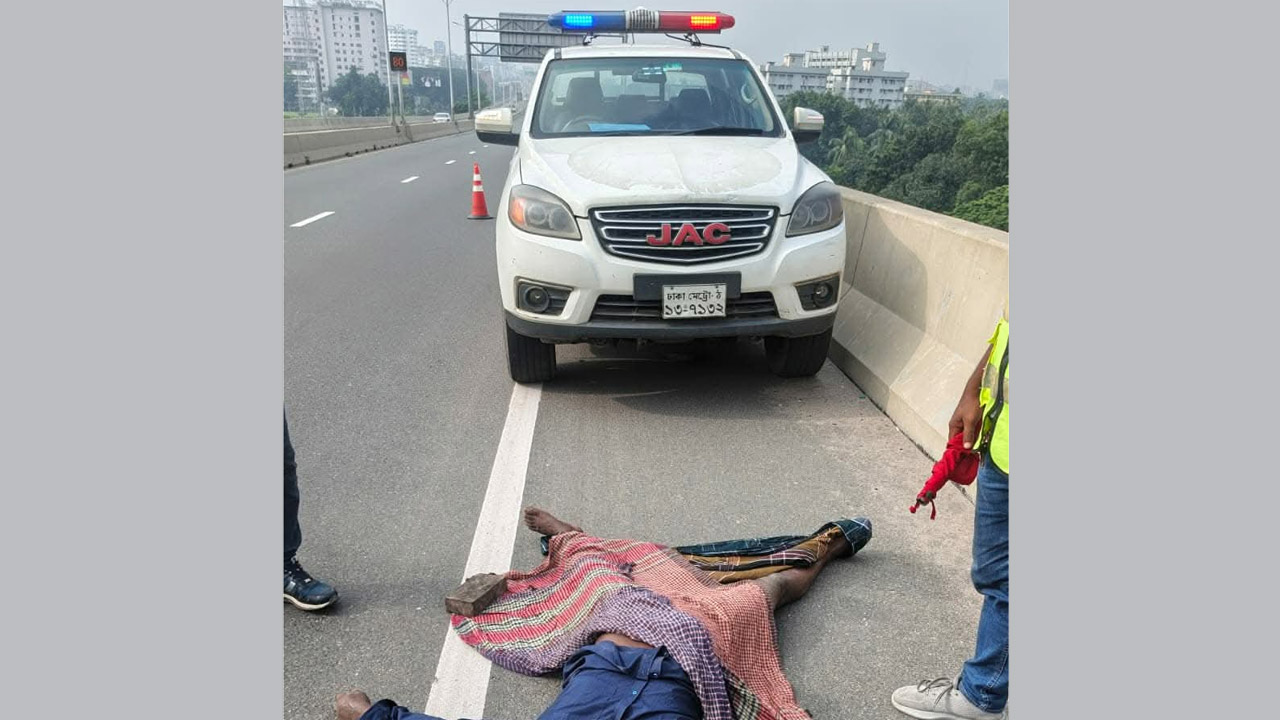 ঢাকা এলিভেটেড এক্সপ্রেসওয়ের উপর থেকে লাশটি উদ্ধার করে পুলিশ