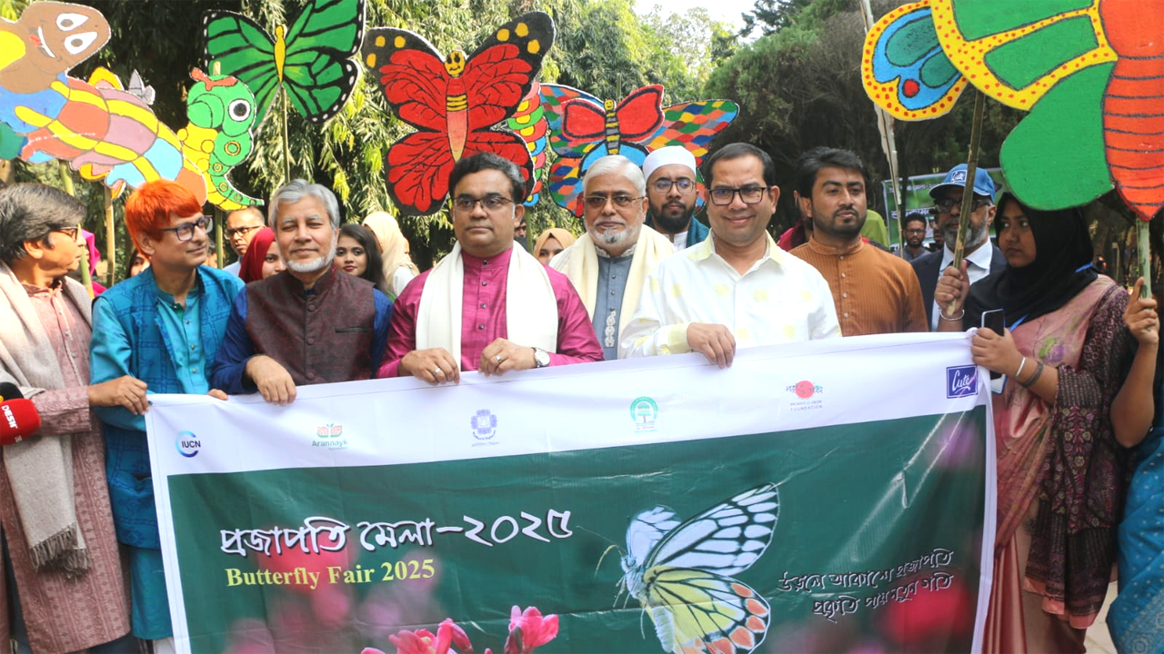 জহির রায়হান মিলনায়তনের সামনে মেলার উদ্বোধন করেন ভিসি