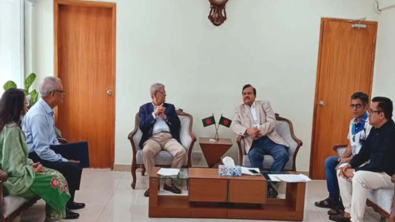স্থানীয় সরকার, পল্লী উন্নয়ন ও সমবায় মন্ত্রী মির্জা ফখরুল ইসলাম আলমগীর সচিবালয়ে সীতাকুন্ড স্রাইন কমিটির প্রতিনিধিদলের সাথে বৈঠক করেন
