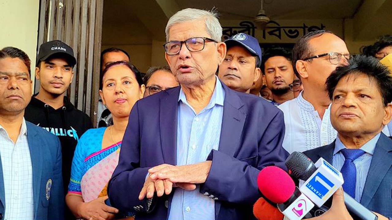 হাসপাতাল পরিদর্শন শেষে সাংবাদিকদের সাথে কথা বলছেন মির্জা ফখরুল ইসলাম আলমগীর