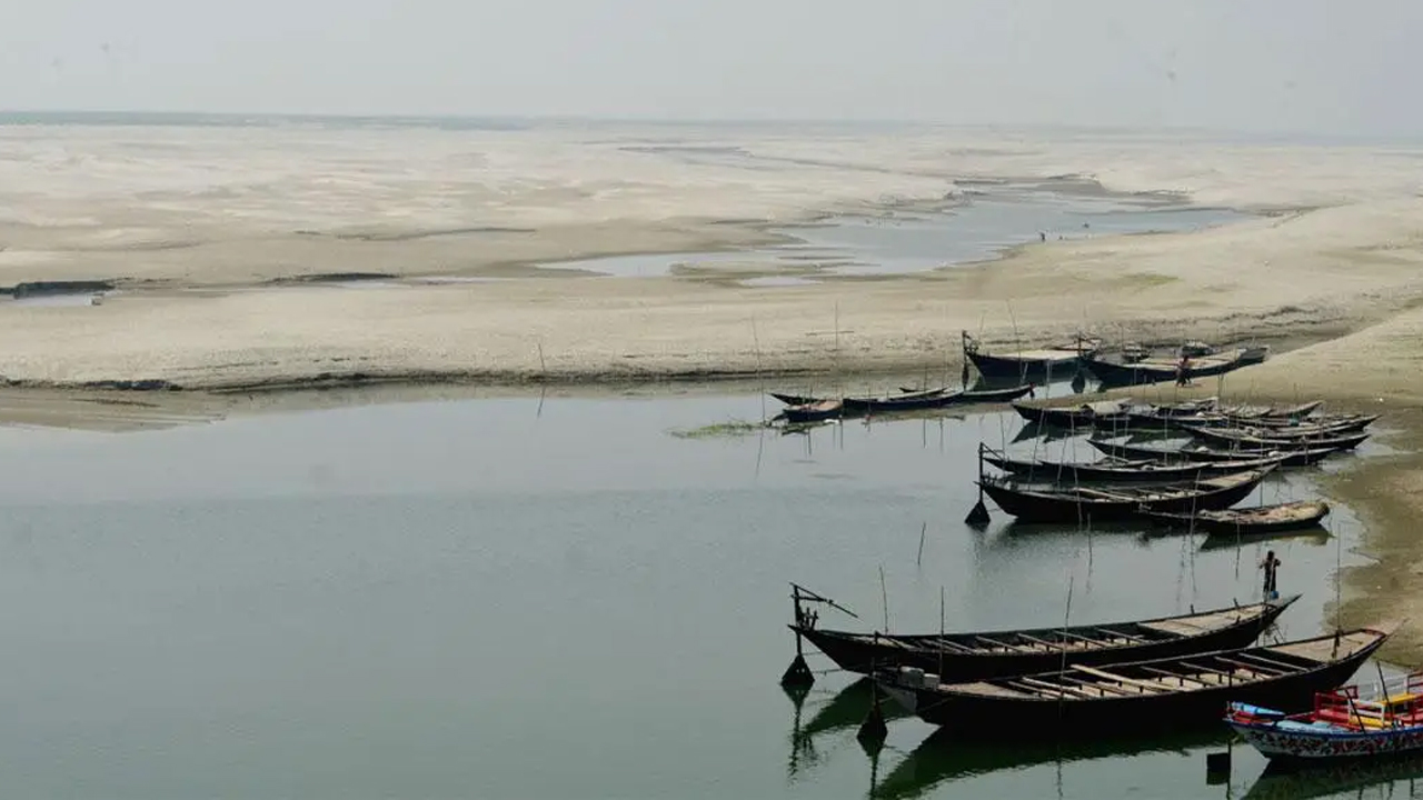 ফারাক্কা বাঁধের প্রভাবে শুকিয়ে গেছে পদ্মা