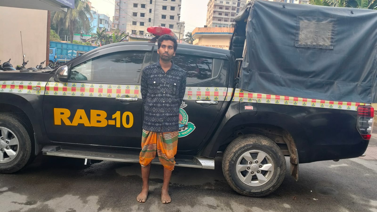 ফরিদপুরে আলোচিত তিন হত্যাকাণ্ডের একমাত্র অভিযুক্ত আকাশ মোল্লা (২৮)