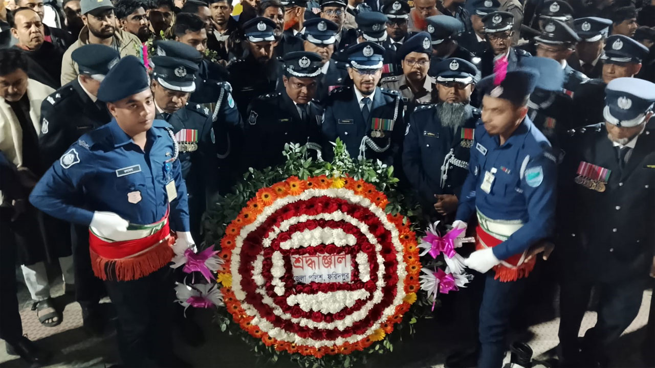 ফরিদপুরের কেন্দ্রীয় শহীদ মিনারে পুষ্পস্তবক অর্পণ