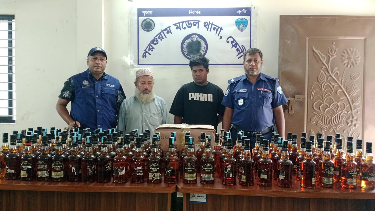 ফেনীতে অ্যাম্বুলেন্স থেকে ১১৭ বোতল ভারতীয় মদসহ আটক ২