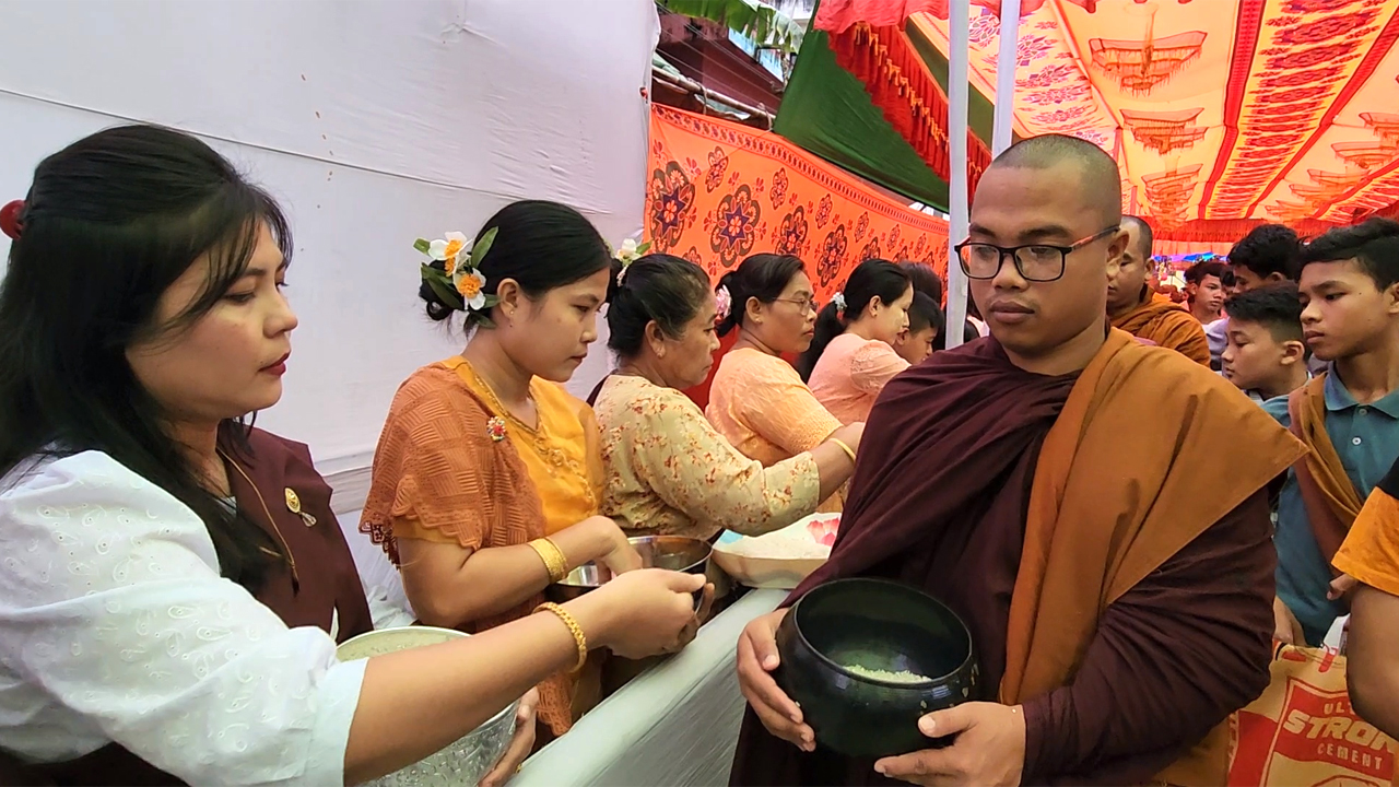 বৌদ্ধ সম্প্রদায়ের মহা পিন্ডদান উৎসব পালন