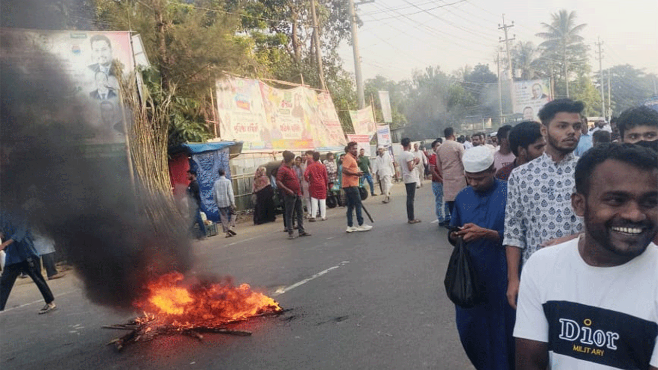 চট্টগ্রাম-খাগড়াছড়ি সড়কে টায়ারে আগুন জ্বালানো হয় মীর হেলালের মনোনয়ন বাতিলের দাবিতে