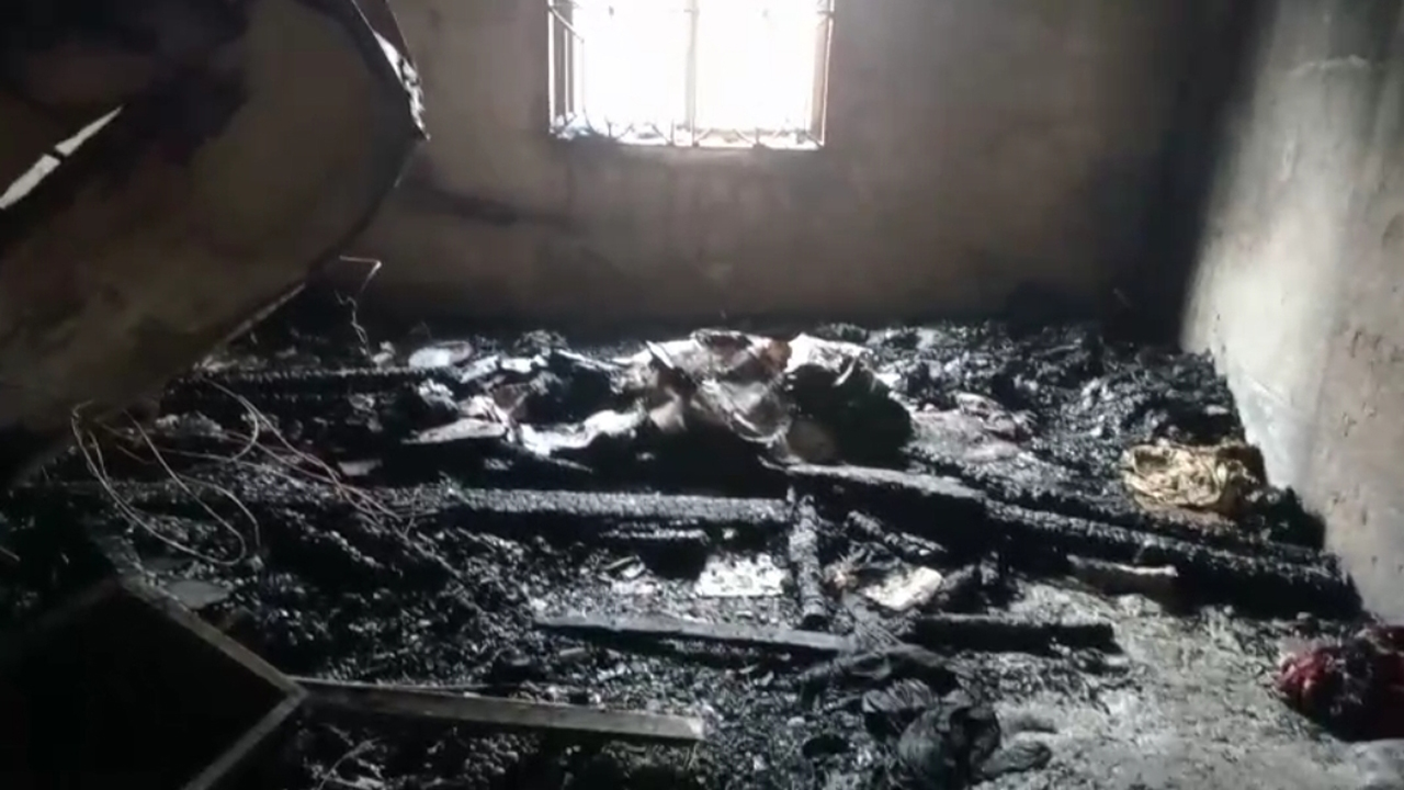 ভয়াবহ অগ্নিকাণ্ডে ব্যবসায়ীর বসতবাড়ি পুড়ে ছাই