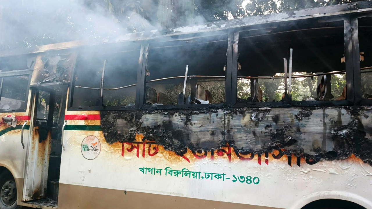 ১৬ যানবাহনে ভাঙচুর ও অগ্নিসংযোগ