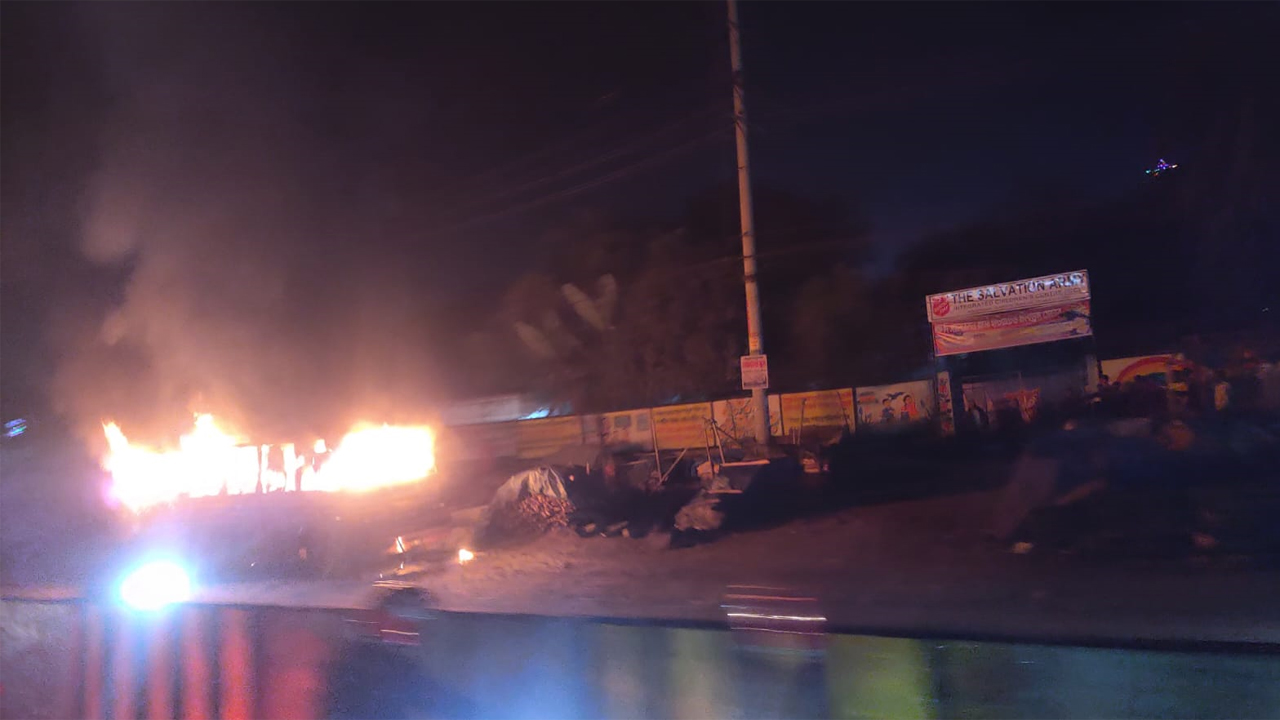 পার্কিং করা বাসে দুর্বৃত্তদের আগুন