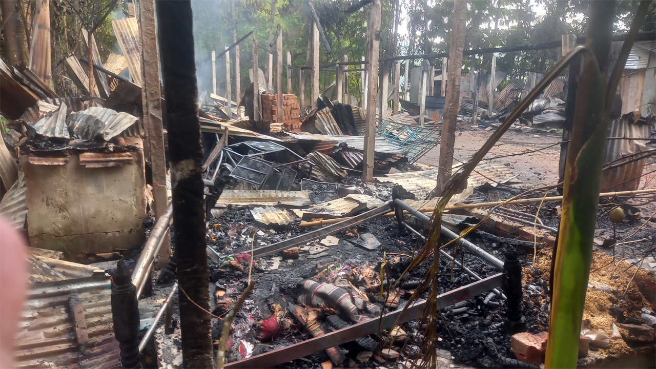 মাদককারবারির বাড়িতে আগুন