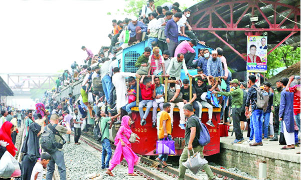 ঈদে বাড়ি ফিরতেই হবে। তাই জীবনের ঝুঁকি নিয়ে ট্রেনের ছাদে উঠছেন অনেকেই। গতকাল টঙ্গী স্টেশনে এ দৃশ্য দেখা যায়  : নয়া দিগন্ত