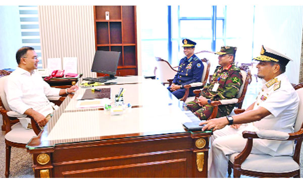 প্রধানমন্ত্রী তারেক রহমানের সাথে সচিবালয়ে সেনা, নৌ ও বিমানবাহীর প্রধান সৌজন্য সাক্ষাৎ করেন : নয়া দিগন্ত