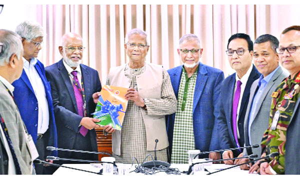 প্রধান উপদেষ্টা প্রফেসর মুহাম্মদ ইউনূসের কাছে জাতীয় বেতন কমিশনের প্রতিবেদন তুলে দিচ্ছেন কমিটির সদস্যরা : পিআইডি