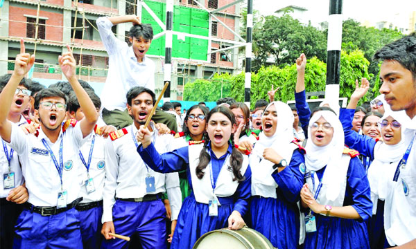 রাজউক উত্তরা মডেল কলেজের এসএসসি পরীক্ষায় উত্তীর্ণদের উল্লাস    : নয়া দিগন্ত