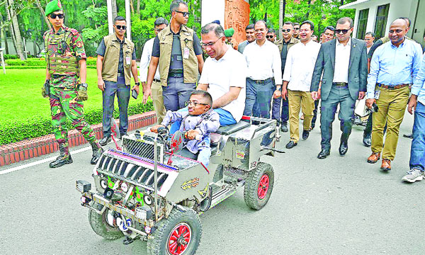 প্রধানমন্ত্রী তারেক রহমান তেজগাঁওয়ে তার কার্যালয়ে বিশেষ চাহিদাসম্পন্ন কলেজছাত্র ওয়াকিমুল ইসলামের উদ্ভাবিত স্মার্ট কারে চড়ে তাকে উৎসাহ দেন  : পিআইডি