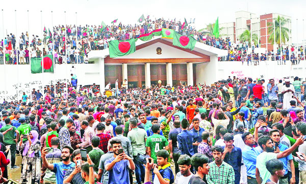 ২০২৪ সালের ৫ আগস্ট তেজগাঁওয়ে প্রধানমন্ত্রীর কার্যালয়ে ছাত্র-জনতার বিজয়োল্লাস : ফাইল ছবি