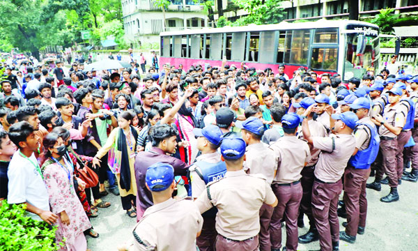 শিক্ষামন্ত্রীর পদত্যাগ দাবিতে সাইন্সল্যাব মোড় থেকে ঢাবি অভিমুখী শিক্ষার্থীদের মিছিলে বাধা দেয় পুলিশ : নয়া দিগন্ত