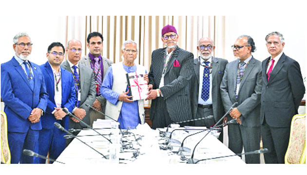 প্রধান উপদেষ্টা প্রফেসর মুহাম্মদ ইউনূসের কাছে বিডিআর বিদ্রোহের তদন্ত কমিশনের প্রধান মেজর জেনারেল (অব:) আ ল ম ফজলুর রহমানের নেতৃত্বে প্রতিবেদন জমা দেন