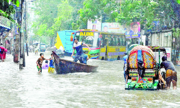 কয়েক দিনের টানা বৃষ্টিতে রাজধানীর বিভিন্ন এলাকায় সৃষ্টি হয়েছে জলাবদ্ধতা। এ অবস্থায় বকশিবাজার এলাকায় সড়কে নৌকায় চলাচল করেন সাধারণ মানুষ : নয়া দিগন্ত