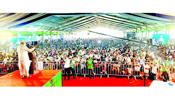 রাজধানীর সোহরাওয়ার্দী উদ্যানে জামায়াতে ইসলামী আয়োজিত জুলাই জাতীয় সমাবেশে বক্তব্য রাখেন ডা: শফিকুর রহমান : নয়া দিগন্ত