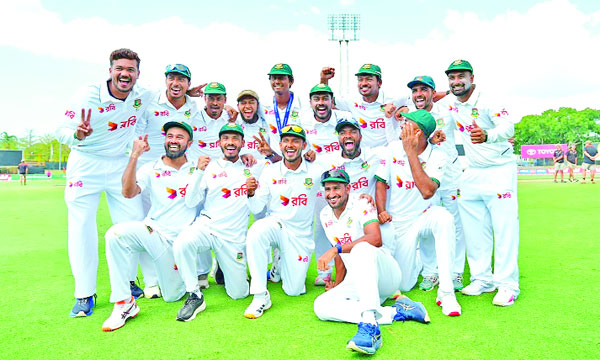 অস্ট্রেলিয়ার বিপক্ষে তাদের মাঠে স্মরণীয় টেস্ট জয়ের পর বাংলাদেশ দলের উল্লাস  : ক্রিকইনফো