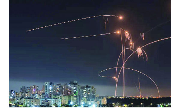 ইরানের ছোঁড়া রকেট প্রতিহত করতে ইসরাইলের আয়রন ডোম ডিফেন্স সিস্টেমের তৎপরতা : আলজাজিরা