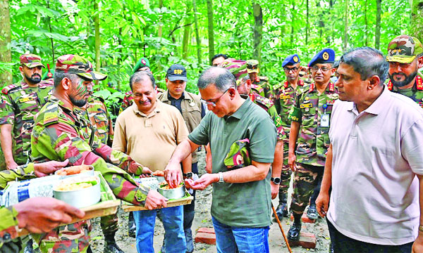 প্রধানমন্ত্রী তারেক রহমান বরিশালের পূর্ব রহমতপুর এলাকায় সেনাবাহিনীর প্রশিক্ষণ মহড়াস্থলে সেনাসদস্যদের খাবার খান : নয়া দিগন্ত