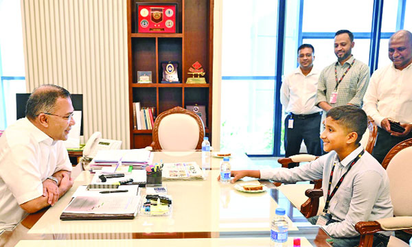 প্রধানমন্ত্রী তারেক রহমানের সাথে সাক্ষাতে মাইলস্টোন স্কুলে যুদ্ধবিমান বিধ্বস্তের ঘটনায় নিহত তাসনিয়ার ভাই তাহসিন : পিআইডি