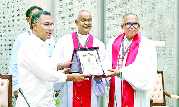প্রধানমন্ত্রী তারেক রহমানকে ‘ইস্টার সানডে’ উপলক্ষে প্রোটেস্ট্যান্ট চার্চের নেতারা শুভেচ্ছা বিনিময় শেষে সম্মাননা স্মারক তুলে দেন : পিআইডি