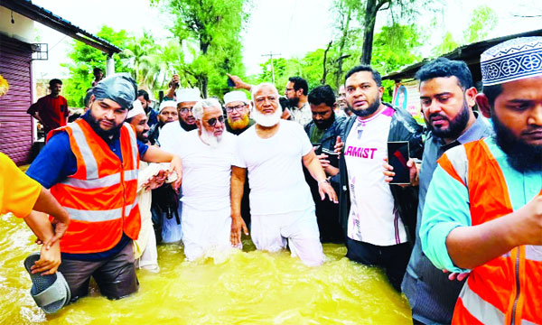 চট্টগ্রামের বাঁশখালী বন্যাকবলিত এলাকা পরিদর্শন করেন জামায়াতের আমির ডা: শফিকুর রহমান : নয়া দিগন্ত