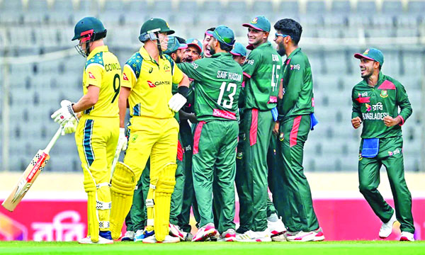 ৫০ বলে ৩৫ রান করা কুপার কুনলিকে আউটের পর বাংলাদেশ খেলোয়াড়দের উল্লাস