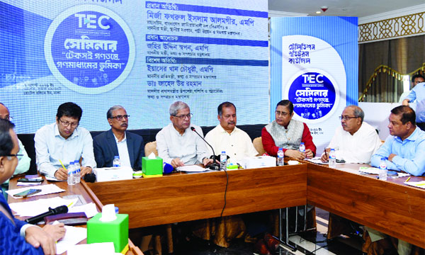 ‘টেকসই গণতন্ত্রে গণমাধ্যমের ভূমিকা’ শীর্ষক সেমিনারে প্রধান অতিথির বক্তব্য রাখেন মির্জা ফখরুল ইসলাম আলমগীর  : নয়া দিগন্ত