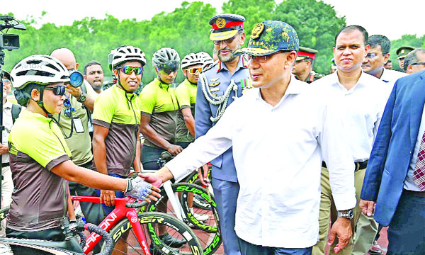 প্রধানমন্ত্রী তারেক রহমান গাজীপুরের সফিপুরে বাংলাদেশ আনসার বাহিনীর সাইক্লিং দলের সাথে শুভেচ্ছা বিনিময় করেন  : পিআইডি