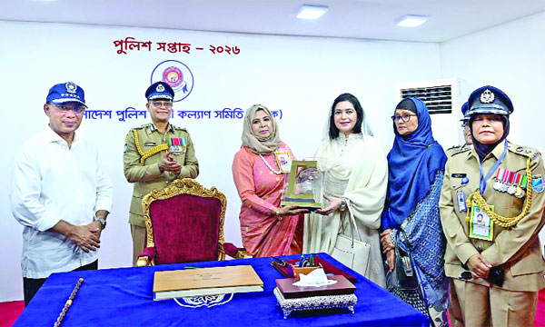 প্রধানমন্ত্রী তারেক রহমানের উপস্থিতিতে তার সহধর্মিণী ডা: জুবাইদা রহমানকে ‘পুলিশ সপ্তাহ ২০২৬’ উপলক্ষে পুলিশ নারী কল্যাণ সমিতির পক্ষ থেকে শুভেচ্ছা স্মারক উপহার দেয়া হয় : পিআইডি
