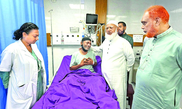 রাজধানীর একটি বেসরকারি হাসপাতালে চিকিৎসাধীন শিশু রামিসার বাবাকে গতকাল দেখতে যান ডা: শফিকুর রহমান  : নয়া দিগন্ত
