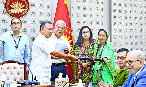 প্রধানমন্ত্রী তারেক রহমান সচিবালয়ে সিলেট বিভাগের চা-বাগান শ্রমিকদের ২০ হাজার রেইনকোট বিতরণ কার্যক্রমের সূচনা করেন  : পিআইডি