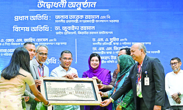 প্রধানমন্ত্রী তারেক রহমানের হাতে গতকাল এক অনুষ্ঠানে ঢাকা মেডিক্যাল কলেজের পক্ষ থেকে শুভেচ্ছা স্মারক তুলে দেয়া হয়। এ সময় জিয়াউর রহমান ফাউন্ডেশনের ভাইস প্রেসিডেন্ট ডা: জুবাইদা রহমান উপস্থিত ছিলেন : পিআইডি