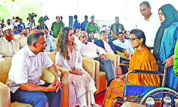 জুলাই গণ-অভ্যুত্থান দিবস উপলক্ষে রাজধানীর শেরেবাংলা নগরে আয়োজিত অনুষ্ঠানে প্রধানমন্ত্রী তারেক রহমান জুলাই গণ-অভ্যুত্থানে আহত যোদ্ধা মিতুর খোঁজ নেন  পিএমও
