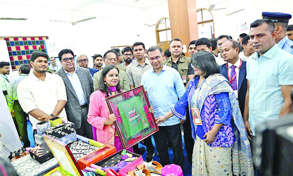 প্রধানমন্ত্রী তারেক রহমান ঢাকা বিশ্ববিদ্যালয়ের সিনেট ভবনে আয়োজিত অনুষ্ঠানে অংশ নেয়া স্টার্টআপ প্রতিষ্ঠানগুলোর বিভিন্ন স্টল পরিদর্শন করেন : পিআইডি